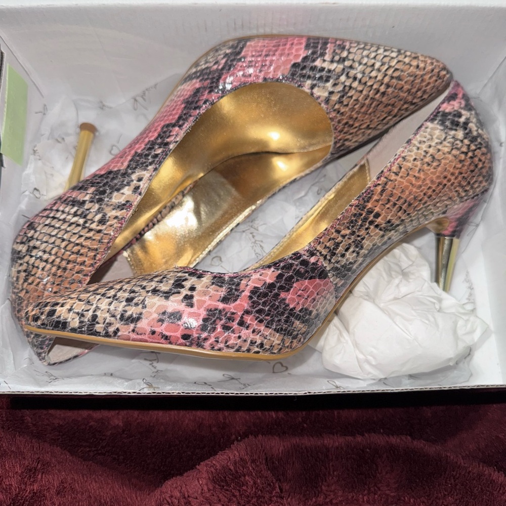 Women 8.5M Thalia Sodi 4” heels.